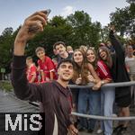 24.07.2024, Fussball 1. Bundesliga 2024/2025, Testspiel im Trainingslager des FC Bayern Mnchen in Rottach-Egern am Tegernsee am Sportplatz Birkenmoos, FC Rottach Egern - FC Bayern Mnchen, Aleksandar Pavlovic (Bayern Mnchen)  macht Selfies bei den Fans 