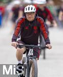 24.07.2024, Fussball 1. Bundesliga 2024/2025, Testspiel im Trainingslager des FC Bayern Mnchen in Rottach-Egern am Tegernsee am Sportplatz Birkenmoos, FC Rottach Egern - FC Bayern Mnchen, Sportvorstand Max Eberl (Bayern Mnchen) auf dem Rad