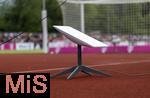 24.07.2024, Fussball 1. Bundesliga 2024/2025, Testspiel im Trainingslager des FC Bayern Mnchen in Rottach-Egern am Tegernsee am Sportplatz Birkenmoos, FC Rottach Egern - FC Bayern Mnchen, Internet-Antennenanlage (Terminal) von Starlink, ein von dem US-Raumfahrtunternehmen SpaceX betriebenes Satellitennetzwerk, das seit 2023 weltweit internetzugang ber Satellit bietet.  Ein akkreditierter Pressefotograf hat sich die Anlage aufgebaut zum senden der Aktuellen Sportfotos vom Testspiel.