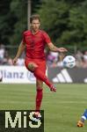 24.07.2024, Fussball 1. Bundesliga 2024/2025, Testspiel im Trainingslager des FC Bayern Mnchen in Rottach-Egern am Tegernsee am Sportplatz Birkenmoos, FC Rottach Egern - FC Bayern Mnchen, Leon Goretzka (FC Bayern Mnchen) am Ball 