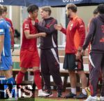 24.07.2024, Fussball 1. Bundesliga 2024/2025, Testspiel im Trainingslager des FC Bayern Mnchen in Rottach-Egern am Tegernsee am Sportplatz Birkenmoos, FC Rottach Egern - FC Bayern Mnchen, v.li: Hiroki Ito (FC Bayern Mnchen) shakehands mit Sportdirektor Christoph Freund (Bayern Mnchen) und Co-Trainer Rene Maric (FC Bayern Mnchen) 