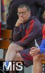 24.07.2024, Fussball 1. Bundesliga 2024/2025, Testspiel im Trainingslager des FC Bayern Mnchen in Rottach-Egern am Tegernsee am Sportplatz Birkenmoos, FC Rottach Egern - FC Bayern Mnchen, Sportvorstand Max Eberl (Bayern Mnchen) auf der Bank nachdenklich 