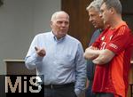 24.07.2024, Fussball 1. Bundesliga 2024/2025, Testspiel im Trainingslager des FC Bayern Mnchen in Rottach-Egern am Tegernsee am Sportplatz Birkenmoos, FC Rottach Egern - FC Bayern Mnchen, v.li: Ehren-Prsident Uli Hoene (FC Bayern Mnchen, Hoeness) und Stefan Mennerich (Bayern Mnchen ) im Gesprch. 