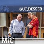 24.07.2024, Fussball 1. Bundesliga 2024/2025, Testspiel im Trainingslager des FC Bayern Mnchen in Rottach-Egern am Tegernsee am Sportplatz Birkenmoos, FC Rottach Egern - FC Bayern Mnchen, v.li: Ehren-Prsident Uli Hoene (FC Bayern Mnchen, Hoeness) und Stefan Mennerich (Bayern Mnchen ) im Gesprch. 