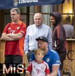 24.07.2024, Fussball 1. Bundesliga 2024/2025, Testspiel im Trainingslager des FC Bayern Mnchen in Rottach-Egern am Tegernsee am Sportplatz Birkenmoos, FC Rottach Egern - FC Bayern Mnchen,Ehren-Prsident Uli Hoene (FC Bayern Mnchen, Hoeness) und Serge Gnabry (re, FC Bayern Mnchen) im Gesprch.