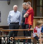 24.07.2024, Fussball 1. Bundesliga 2024/2025, Testspiel im Trainingslager des FC Bayern Mnchen in Rottach-Egern am Tegernsee am Sportplatz Birkenmoos, FC Rottach Egern - FC Bayern Mnchen, v.li: Ehren-Prsident Uli Hoene (FC Bayern Mnchen, Hoeness) und Stefan Mennerich (Bayern Mnchen ) im Gesprch. 