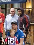 24.07.2024, Fussball 1. Bundesliga 2024/2025, Testspiel im Trainingslager des FC Bayern Mnchen in Rottach-Egern am Tegernsee am Sportplatz Birkenmoos, FC Rottach Egern - FC Bayern Mnchen, v.li: Ehren-Prsident Uli Hoene (FC Bayern Mnchen, Hoeness) und Serge Gnabry (FC Bayern Mnchen) im Gesprch.