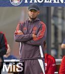 24.07.2024, Fussball 1. Bundesliga 2024/2025, Testspiel im Trainingslager des FC Bayern Mnchen in Rottach-Egern am Tegernsee am Sportplatz Birkenmoos, FC Rottach Egern - FC Bayern Mnchen, Trainer Vincent Kompany (FC Bayern Mnchen) nachdenklich 