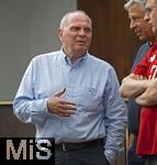 24.07.2024, Fussball 1. Bundesliga 2024/2025, Testspiel im Trainingslager des FC Bayern Mnchen in Rottach-Egern am Tegernsee am Sportplatz Birkenmoos, FC Rottach Egern - FC Bayern Mnchen, v.li: Ehren-Prsident Uli Hoene (FC Bayern Mnchen, Hoeness) und Stefan Mennerich (Bayern Mnchen ) im Gesprch. 