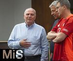 24.07.2024, Fussball 1. Bundesliga 2024/2025, Testspiel im Trainingslager des FC Bayern Mnchen in Rottach-Egern am Tegernsee am Sportplatz Birkenmoos, FC Rottach Egern - FC Bayern Mnchen, v.li: Ehren-Prsident Uli Hoene (FC Bayern Mnchen, Hoeness) und Stefan Mennerich (Bayern Mnchen ) im Gesprch. 