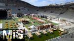 24.07.2024, Vor den Olympischen Sommerspielen 2024 in Paris (Frankreich), Vorbereitungsarbeiten im Rugbystadion Jean Bouin, zu den Olympischen Spielen ist es das DEUTSCHE HAUS fr die deutsche Olympische Familie. Eine groe Bhne im Innenraum ist Mittelpunkt fr die Prsentation der Sportler nach den Wettkmpfen. Verpflegungs-Stnde fr das Puplikum stehen schon bereit 