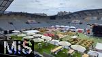24.07.2024, Vor den Olympischen Sommerspielen 2024 in Paris (Frankreich), Vorbereitungsarbeiten im Rugbystadion Jean Bouin, zu den Olympischen Spielen ist es das DEUTSCHE HAUS fr die deutsche Olympische Familie. Eine groe Bhne im Innenraum ist Mittelpunkt fr die Prsentation der Sportler nach den Wettkmpfen. Verpflegungs-Stnde fr das Puplikum stehen schon bereit  