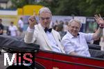 27.07.2024, Konzert in Mindelheim im Unterallgu: ?Mondlicht-Open-Air? mit dem Orchester Frisch Gestrichen unter der Leitung von Nils Schad, an der Schwabenwiese Mindelheim.  Orchesterleitung Nils Schad (li) und Brgermeister Dr. Stephan Winter 