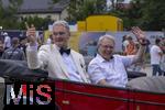27.07.2024, Konzert in Mindelheim im Unterallgu: ?Mondlicht-Open-Air? mit dem Orchester Frisch Gestrichen unter der Leitung von Nils Schad, an der Schwabenwiese Mindelheim.  Orchesterleitung Nils Schad (li) und Brgermeister Dr. Stephan Winter im Oldtimer