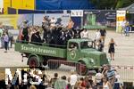 27.07.2024, Konzert in Mindelheim im Unterallgu: ?Mondlicht-Open-Air? mit dem Orchester Frisch Gestrichen unter der Leitung von Nils Schad, an der Schwabenwiese Mindelheim.  Einfahrt der Oldtimer, Storchenbru LKW 