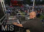 27.07.2024, Konzert in Mindelheim im Unterallgu: ?Mondlicht-Open-Air? mit dem Orchester Frisch Gestrichen unter der Leitung von Nils Schad, an der Schwabenwiese Mindelheim. Tontechniker Daniel Zweig aus Bad Wrishofen 