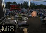 27.07.2024, Konzert in Mindelheim im Unterallgu: ?Mondlicht-Open-Air? mit dem Orchester Frisch Gestrichen unter der Leitung von Nils Schad, an der Schwabenwiese Mindelheim. Tontechniker Daniel Zweig aus Bad Wrishofen 
