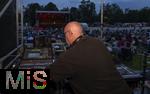 27.07.2024, Konzert in Mindelheim im Unterallgu: ?Mondlicht-Open-Air? mit dem Orchester Frisch Gestrichen unter der Leitung von Nils Schad, an der Schwabenwiese Mindelheim. Tontechniker Daniel Zweig aus Bad Wrishofen 