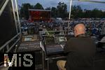 27.07.2024, Konzert in Mindelheim im Unterallgu: ?Mondlicht-Open-Air? mit dem Orchester Frisch Gestrichen unter der Leitung von Nils Schad, an der Schwabenwiese Mindelheim. Tontechniker Daniel Zweig aus Bad Wrishofen 