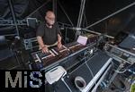 27.07.2024, Konzert in Mindelheim im Unterallgu: ?Mondlicht-Open-Air? mit dem Orchester Frisch Gestrichen unter der Leitung von Nils Schad, an der Schwabenwiese Mindelheim. Tontechniker Daniel Zweig aus Bad Wrishofen 