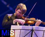 27.07.2024, Konzert in Mindelheim im Unterallgu: ?Mondlicht-Open-Air? mit dem Orchester Frisch Gestrichen unter der Leitung von Nils Schad, an der Schwabenwiese Mindelheim.  Violonist Julian Schad