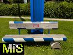 31.07.2023, Hopfensee in Bayern, Der Hopfensee bei Fssen im Allgu,  Auf einer Bank am Maibaum im Park steht ein Schild: Sehnsucht nach Heimat.