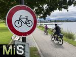 31.07.2023, Hopfensee in Bayern, Der Hopfensee bei Fssen im Allgu,  Verbotsschild fr Fahrradfahrer an der Promenade am Fussweg direkt am See. Zwei Radler kmmern sich nicht darum und fahren trotzdem dort.