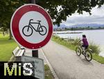 31.07.2023, Hopfensee in Bayern, Der Hopfensee bei Fssen im Allgu,  Verbotsschild fr Fahrradfahrer an der Promenade am Fussweg direkt am See.