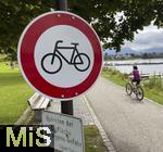 31.07.2023, Hopfensee in Bayern, Der Hopfensee bei Fssen im Allgu,  Verbotsschild fr Fahrradfahrer an der Promenade am Fussweg direkt am See.