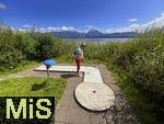 31.07.2023, Hopfensee in Bayern, Der Hopfensee bei Fssen im Allgu,  Minigiolfanlage direkt am See. Frau spielt Minigolf.