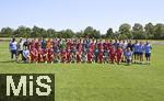 31.07.2024, Freundschaftsspiel, FC Brentford U19 - FC Heidenheim U18, in Bad Wrishofen (Deutschland),  Gruppenfoto der beiden Mannschaften.