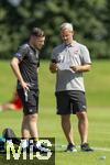 31.07.2024, Freundschaftsspiel, FC Brentford U19 - FC Heidenheim U18, in Bad Wrishofen (Deutschland), Trainer Patrick Mayer (re, Heidenheim) mit einem Co-Trainer.