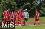 31.07.2024, Freundschaftsspiel, FC Brentford U19 - FC Heidenheim U18, in Bad Wrishofen (Deutschland), Trainer Patrick Mayer (Heidenheim) an der Seitenlinie mit seiner Mannschaft.
