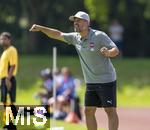 31.07.2024, Freundschaftsspiel, FC Brentford U19 - FC Heidenheim U18, in Bad Wrishofen (Deutschland), Trainer Patrick Mayer (Heidenheim) an der Seitenlinie.