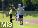 31.07.2024, Freundschaftsspiel, FC Brentford U19 - FC Heidenheim U18, in Bad Wrishofen (Deutschland), Trainer Patrick Mayer (Heidenheim) an der Seitenlinie.