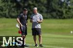 31.07.2024, Freundschaftsspiel, FC Brentford U19 - FC Heidenheim U18, in Bad Wrishofen (Deutschland), Trainer Patrick Mayer (re, Heidenheim) mit einem Co-Trainer.