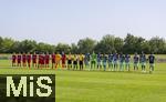 31.07.2024, Freundschaftsspiel, FC Brentford U19 - FC Heidenheim U18, in Bad Wrishofen (Deutschland),  Aufstellung vor dem Spiel Mannschaft Brentford (re) und Heidenheim (li).