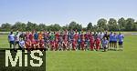 31.07.2024, Freundschaftsspiel, FC Brentford U19 - FC Heidenheim U18, in Bad Wrishofen (Deutschland),  Gruppenfoto der beiden Mannschaften.