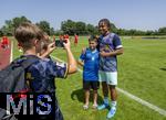 31.07.2024, Freundschaftsspiel, FC Brentford U19 - FC Heidenheim U18, in Bad Wrishofen (Deutschland),  Spieler von Brentford lsst selfies mit Fans machen.