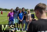 31.07.2024, Freundschaftsspiel, FC Brentford U19 - FC Heidenheim U18, in Bad Wrishofen (Deutschland),  Spieler von Brentford lsst selfies mit Fans machen.