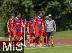 31.07.2024, Freundschaftsspiel, FC Brentford U19 - FC Heidenheim U18, in Bad Wrishofen (Deutschland), Trainer Patrick Mayer (re, Heidenheim) an der Seitenlinie mit seiner Mannschaft.