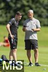 31.07.2024, Freundschaftsspiel, FC Brentford U19 - FC Heidenheim U18, in Bad Wrishofen (Deutschland), Trainer Patrick Mayer (re, Heidenheim) mit einem Co-Trainer.
