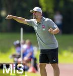 31.07.2024, Freundschaftsspiel, FC Brentford U19 - FC Heidenheim U18, in Bad Wrishofen (Deutschland), Trainer Patrick Mayer (Heidenheim) an der Seitenlinie.
