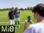 31.07.2024, Freundschaftsspiel, FC Brentford U19 - FC Heidenheim U18, in Bad Wrishofen (Deutschland),  Spieler von Brentford lsst selfies mit Fans machen.