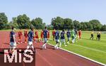 31.07.2024, Freundschaftsspiel, FC Brentford U19 - FC Heidenheim U18, in Bad Wrishofen (Deutschland),  Einmarsch vor dem Spiel Mannschaft Brentford (re) und Heidenheim (li).