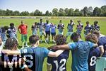 31.07.2024, Freundschaftsspiel, FC Brentford U19 - FC Heidenheim U18, in Bad Wrishofen (Deutschland),  mitte: Headcoach Brentford hjat die Spieler um sich versammelt 