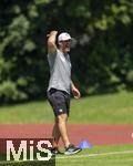 31.07.2024, Freundschaftsspiel, FC Brentford U19 - FC Heidenheim U18, in Bad Wrishofen (Deutschland), Trainer Patrick Mayer (Heidenheim) an der Seitenlinie.