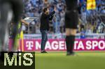 02.08.2024, Fussball 3. Liga 2024/2025, 1.Spieltag, TSV 1860 Mnchen - 1.FC Saarbrcken, im Stdtischen Stadion an der Grnwalderstrasse, Mnchen. Trainer Argirios Giannikis  (TSV 1860 Mnchen) gibt Anweisungen am Spielfeldrand 


