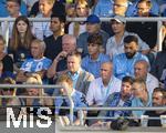 02.08.2024, Fussball 3. Liga 2024/2025, 1.Spieltag, TSV 1860 Mnchen - 1.FC Saarbrcken, im Stdtischen Stadion an der Grnwalderstrasse, Mnchen.  Ehrentribne, mittlere Reihe li: Hans Sitzberger, mitte mit Handy: Bruder von Hasan Ismaik, Yahya Ismaik.,  unten: Prsident Robert Reisinger (1860 Mnchen), Oliver Mueller (li, Geschftsfhrer Kaufmnnisch, 1860 Mnchen) 


