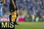 02.08.2024, Fussball 3. Liga 2024/2025, 1.Spieltag, TSV 1860 Mnchen - 1.FC Saarbrcken, im Stdtischen Stadion an der Grnwalderstrasse, Mnchen.  Linienrichter an der Seitenlinie.


